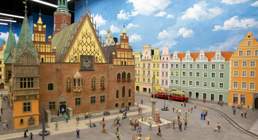 Miniaturowy rynek we Wrocławiu z Ratuszem, kolorowymi kamienicami i ludzikami.