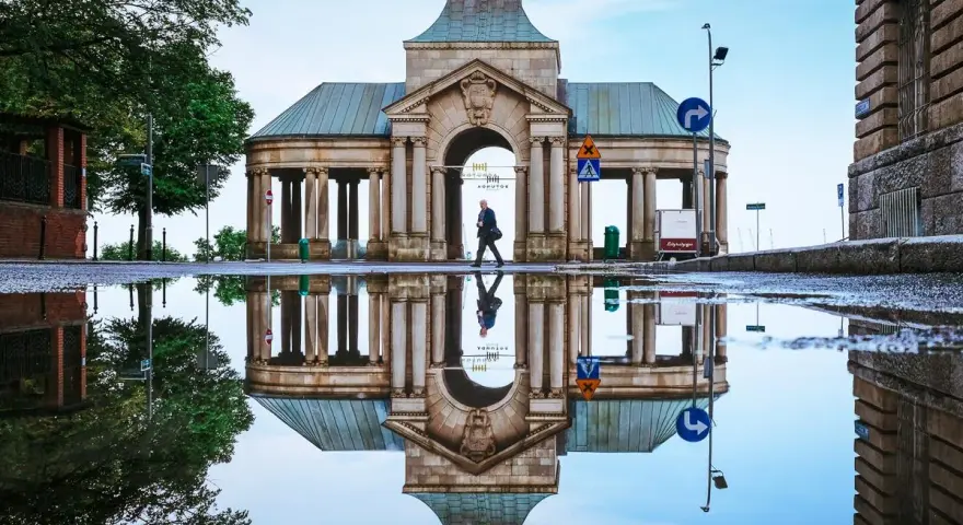 Odbicie zabytkowej budowli w kałuży po deszczu, Szczecin.