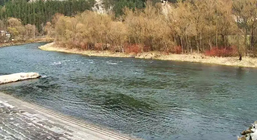 Rzeka Dunajec w Krościenku, zalesione zbocza i kamienne schody.