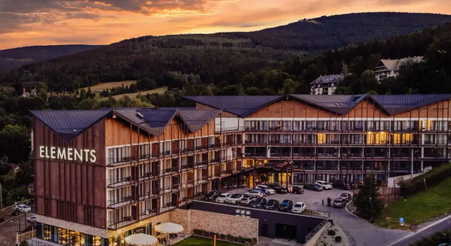 Nowoczesny hotel "Elements" w górach o zachodzie słońca.