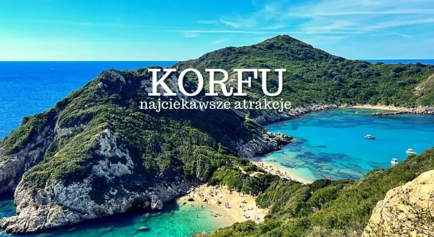 Widok na zatokę z turkusową wodą, plażą i zielonymi wzgórzami na Korfu.