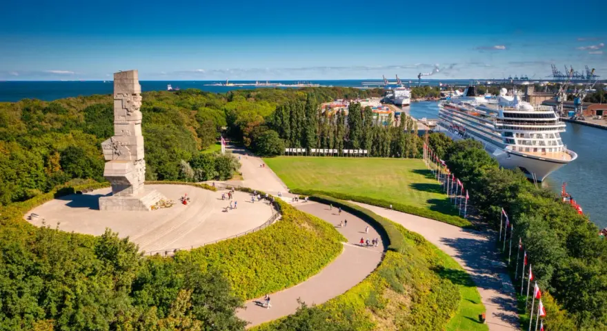 Pomnik Westerplatte i statek wycieczkowy w Gdańsku.