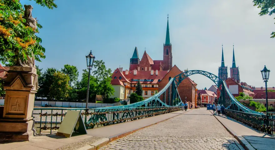 Mostek Tumski we Wrocławiu z katedrą w tle.