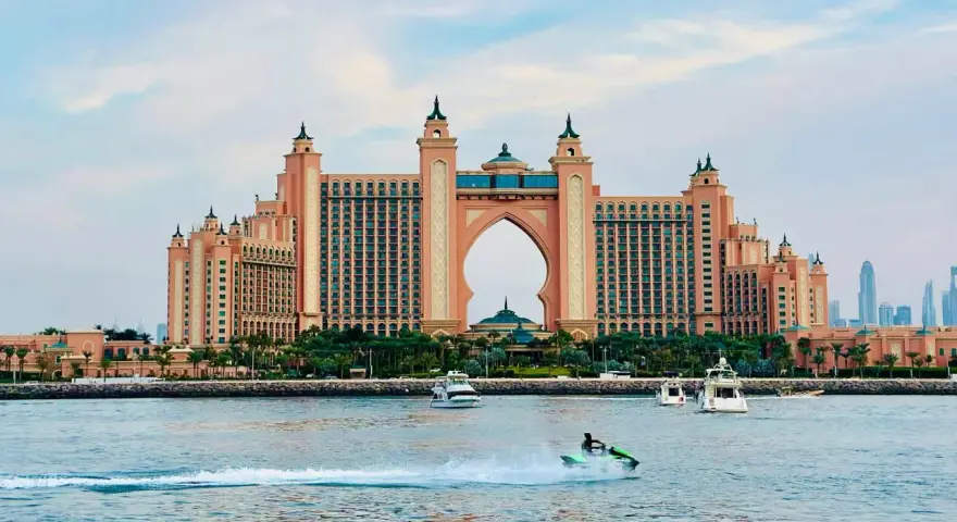 Hotel Atlantis w Dubaju widziany od strony morza, z jet-ski w akcji.