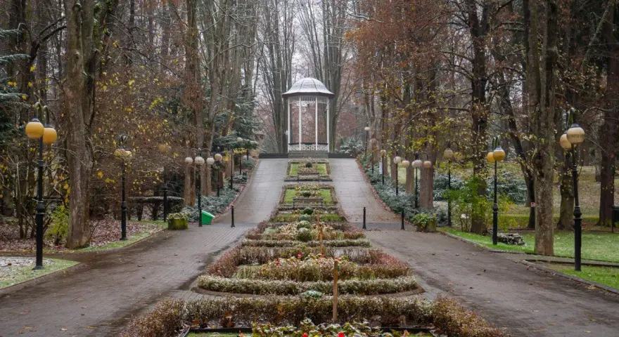 Park w Polanicy-Zdroju z altaną i klombami jesienią.