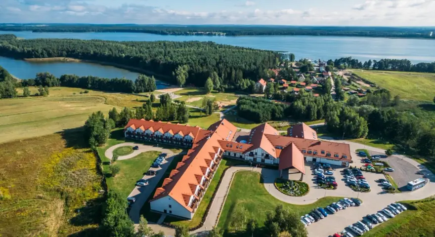 Hotel na Mazurach z widokiem na jezioro – jak wybrać miejsce na wypoczynek dla par i rodzin