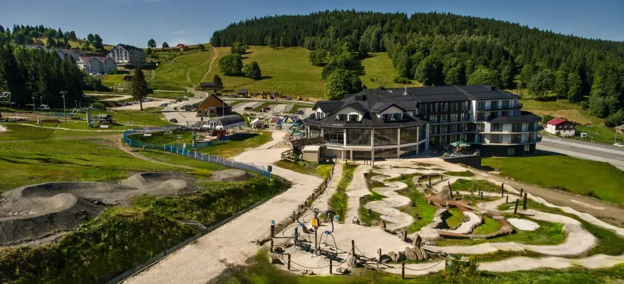 Nowoczesny hotel z widokiem na góry, oferujący czarna góra noclegi. Obok plac zabaw i trasy rowerowe.