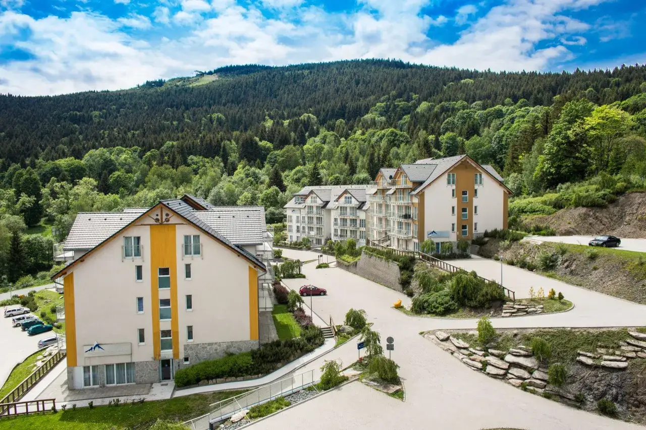 Nowoczesne apartamenty i domki oferują czarna góra noclegi w otoczeniu zielonych lasów.