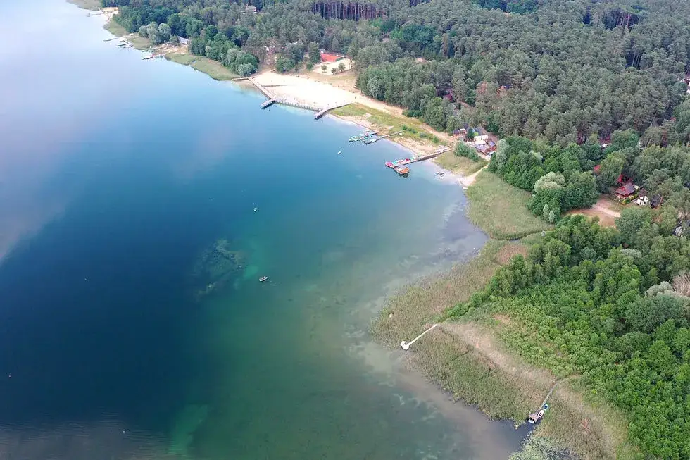 Zdjęcie Jezioro Pobłędzie - raj dla miłośników natury i wędkarzy w Polsce