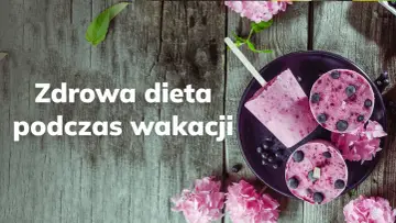 Lody jagodowe na patyku i w kształcie krążków na talerzu, ozdobione kwiatami.